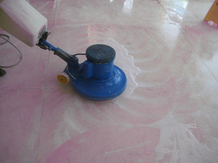 Kiểm tra và xử lý đá tự nhiên bị thấm nước ố vàng mất bóng