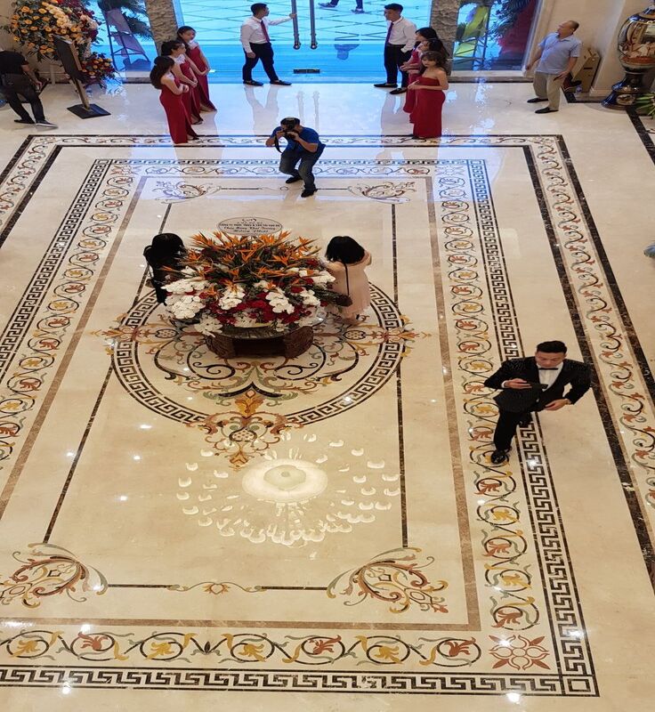 Sảnh biệt thự Việt Hưng Long Biên lát đá marble sang trọng