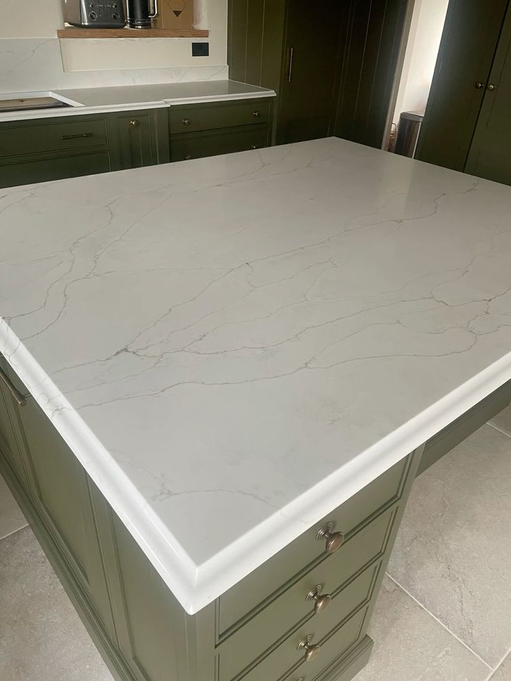 Bàn đảo bếp đá Quartz nhân tạo vân mây đẹp sang trọng